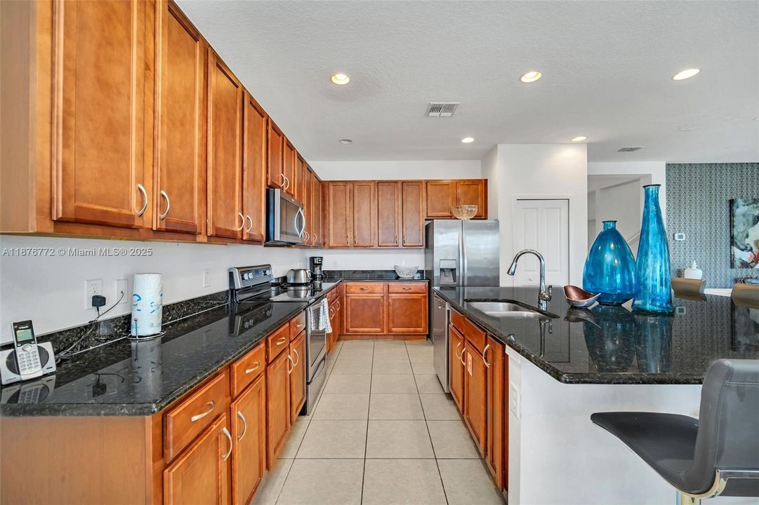 待售: $630,000 (6 贝兹, 6 浴室, 3395 平方英尺)