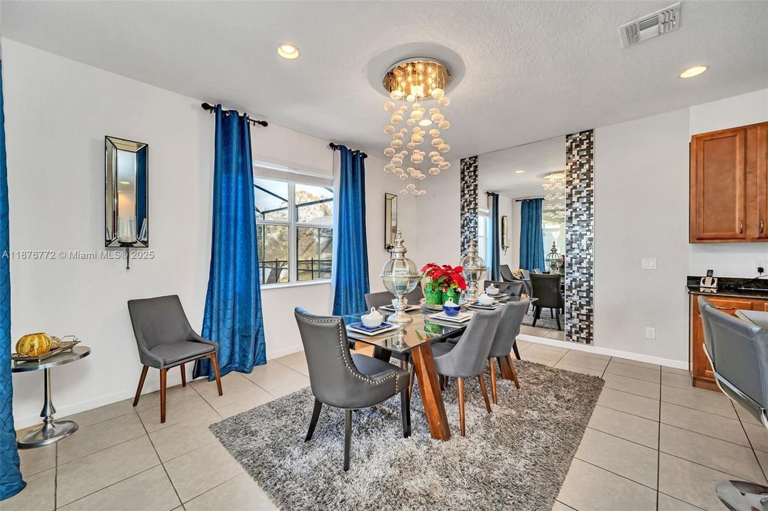 待售: $630,000 (6 贝兹, 6 浴室, 3395 平方英尺)