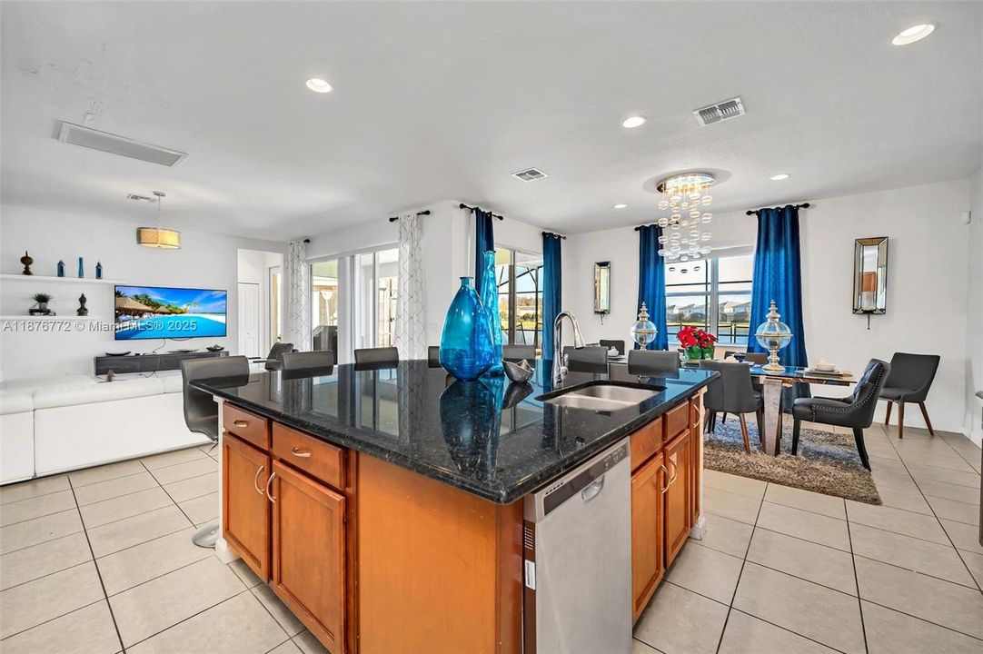 待售: $630,000 (6 贝兹, 6 浴室, 3395 平方英尺)