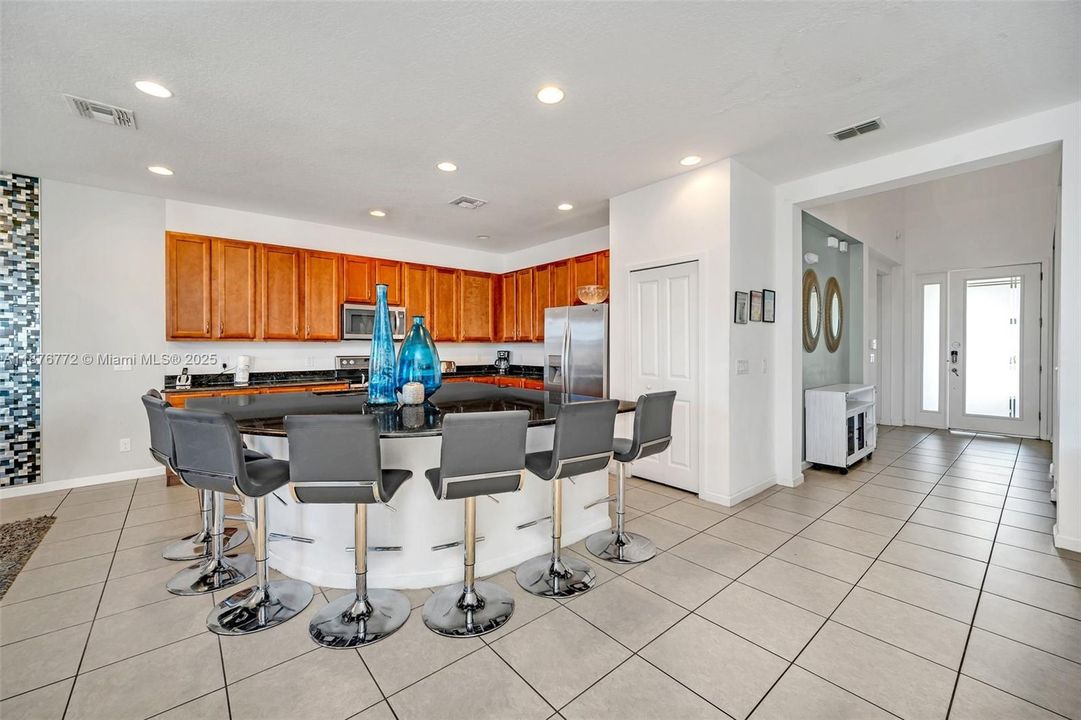 待售: $630,000 (6 贝兹, 6 浴室, 3395 平方英尺)