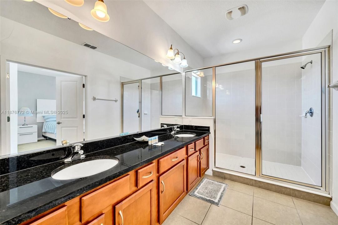 待售: $630,000 (6 贝兹, 6 浴室, 3395 平方英尺)