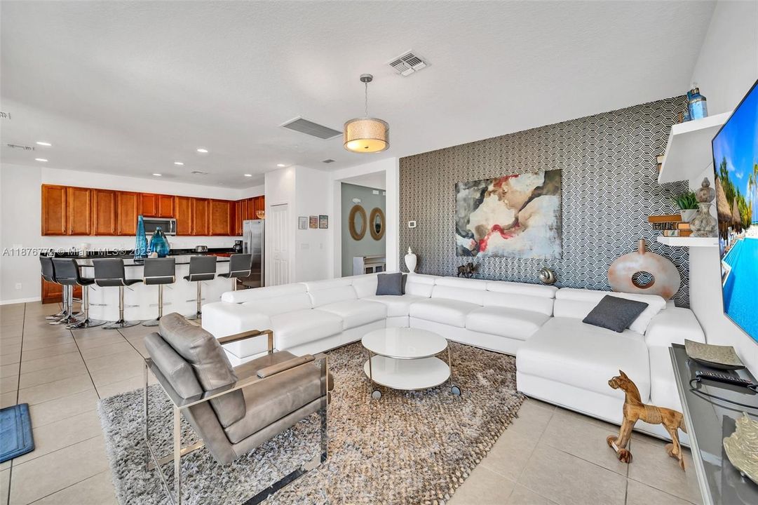 待售: $630,000 (6 贝兹, 6 浴室, 3395 平方英尺)