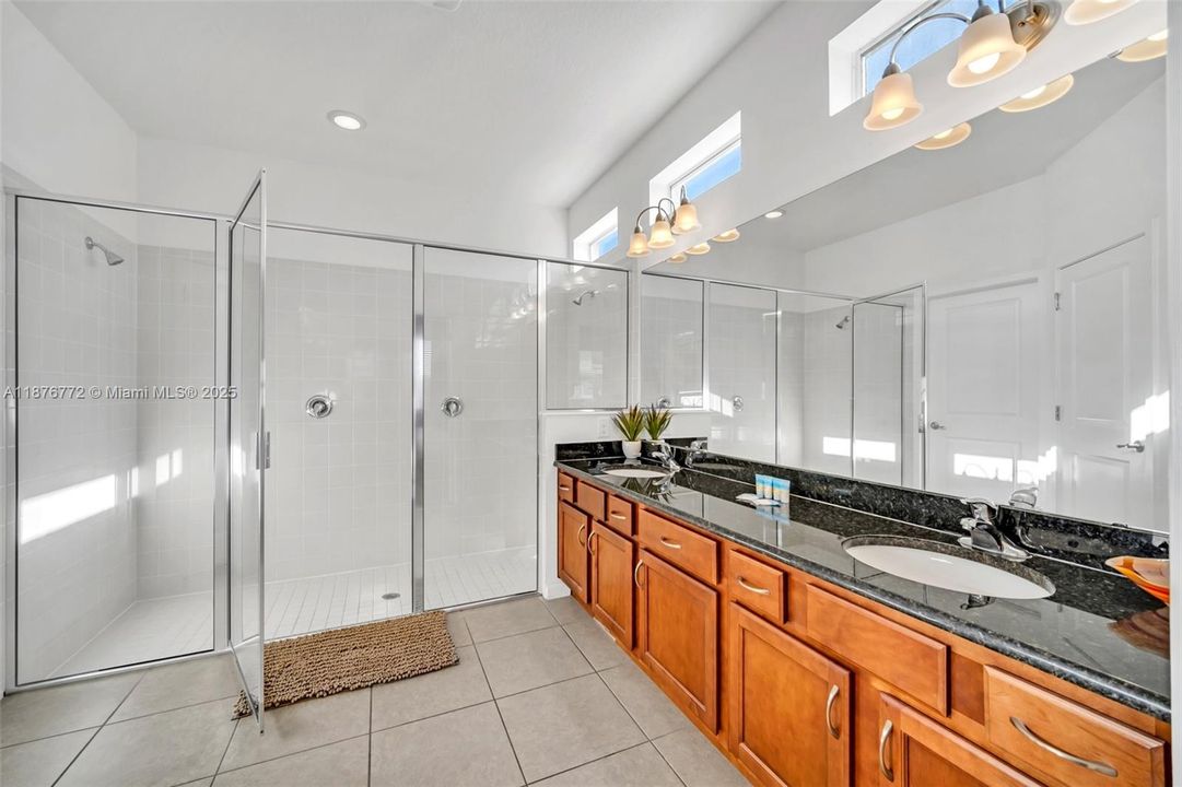 待售: $630,000 (6 贝兹, 6 浴室, 3395 平方英尺)