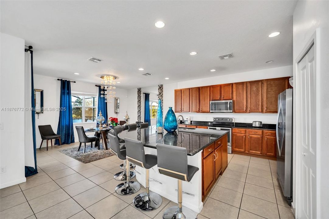 待售: $630,000 (6 贝兹, 6 浴室, 3395 平方英尺)