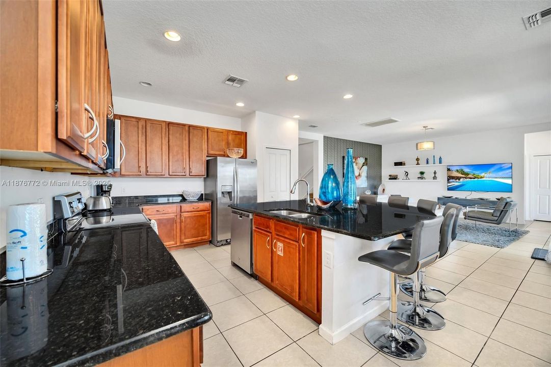 待售: $630,000 (6 贝兹, 6 浴室, 3395 平方英尺)