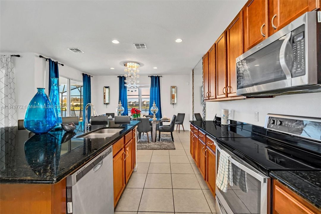 待售: $630,000 (6 贝兹, 6 浴室, 3395 平方英尺)