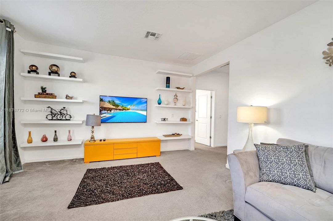 待售: $630,000 (6 贝兹, 6 浴室, 3395 平方英尺)