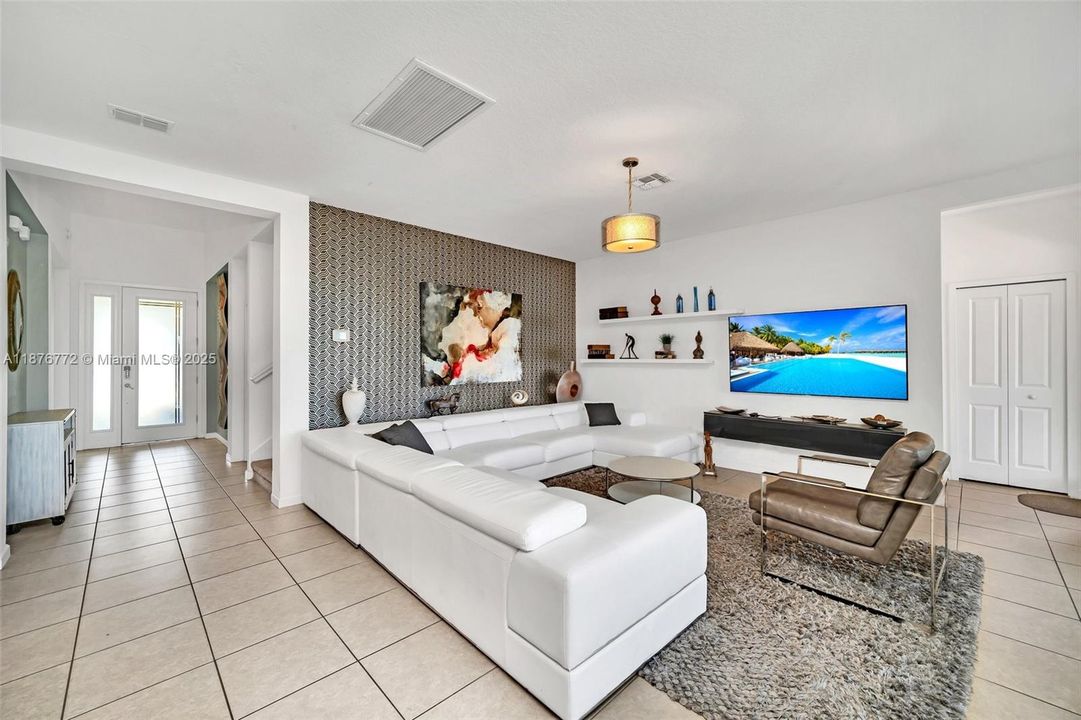 待售: $630,000 (6 贝兹, 6 浴室, 3395 平方英尺)