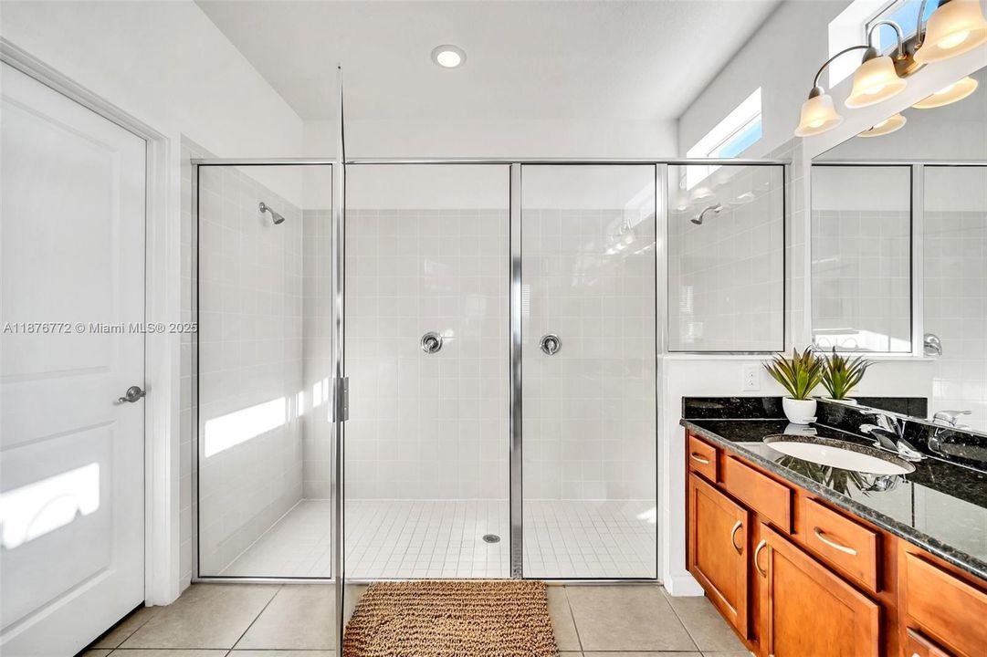 待售: $630,000 (6 贝兹, 6 浴室, 3395 平方英尺)