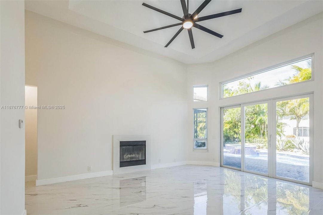 На продажу: $1,799,000 (6 спален, 4 ванн, 4156 Квадратных фут)