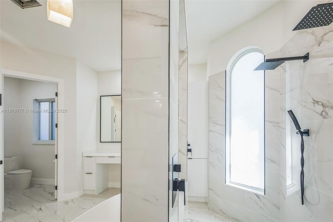 На продажу: $1,799,000 (6 спален, 4 ванн, 4156 Квадратных фут)