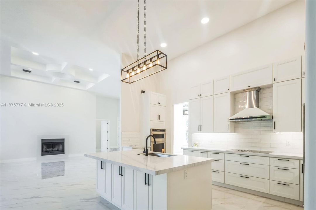 На продажу: $1,799,000 (6 спален, 4 ванн, 4156 Квадратных фут)