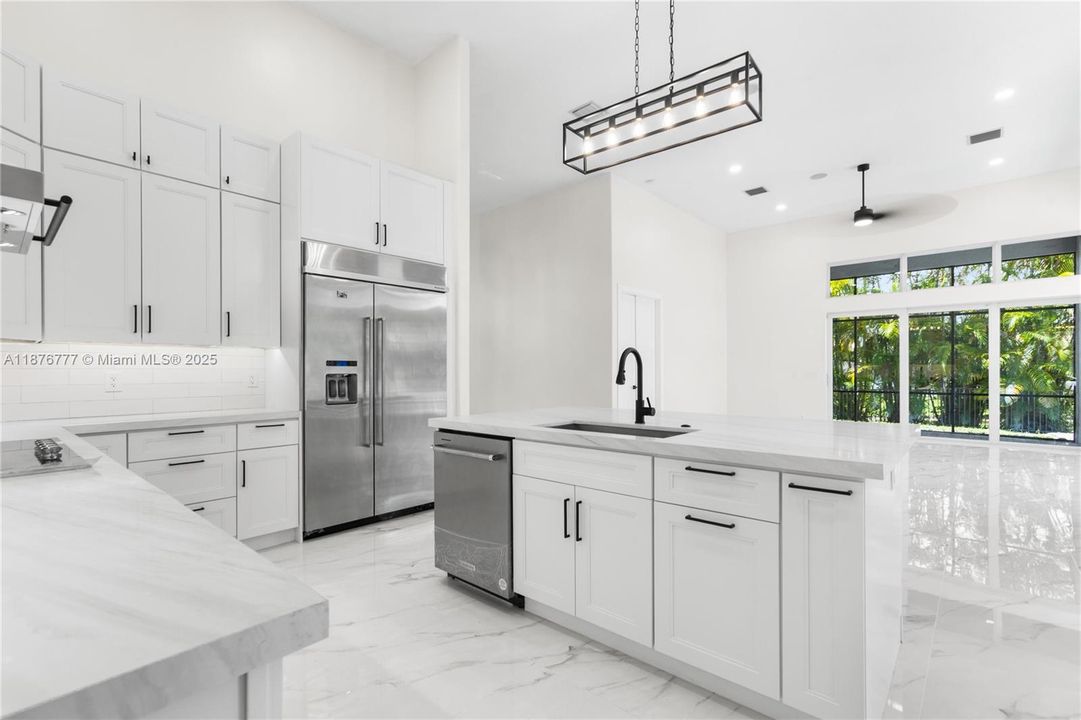 На продажу: $1,799,000 (6 спален, 4 ванн, 4156 Квадратных фут)