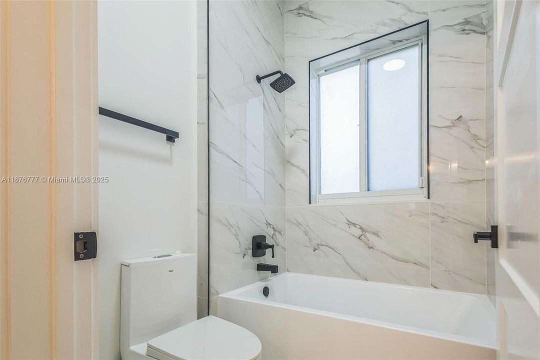 На продажу: $1,799,000 (6 спален, 4 ванн, 4156 Квадратных фут)