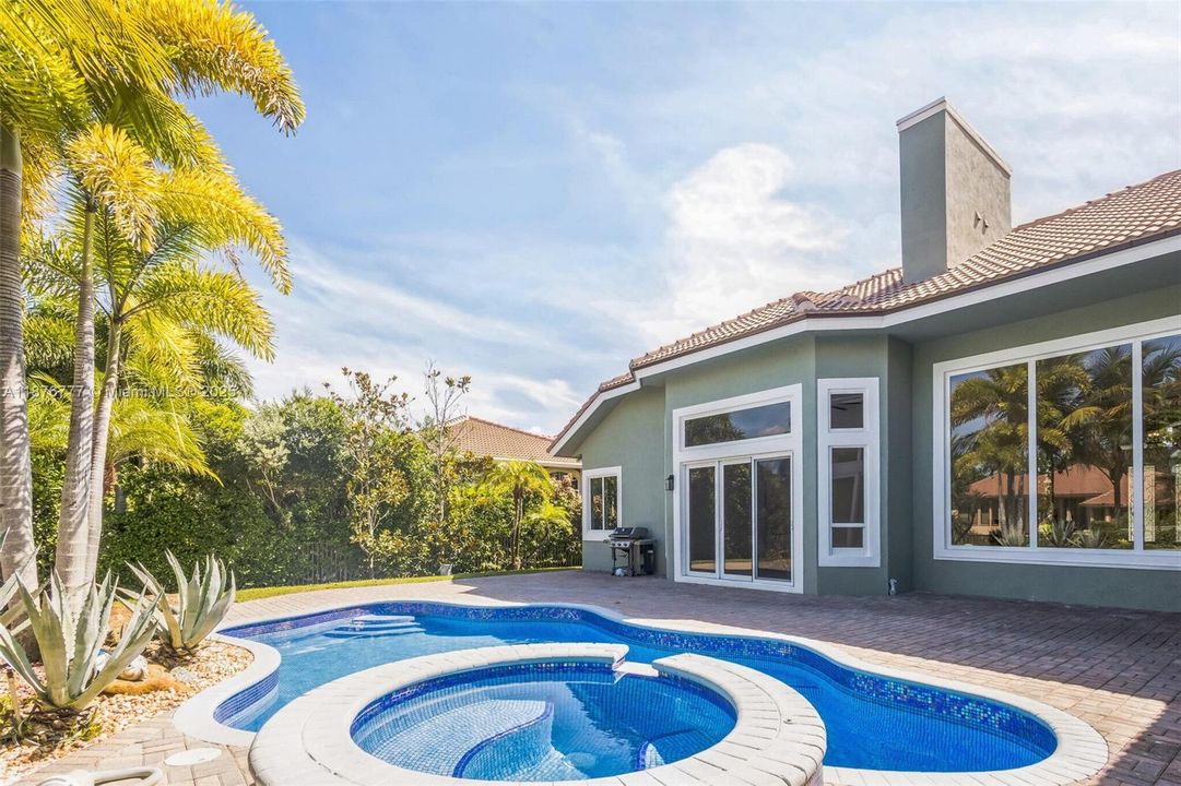 На продажу: $1,799,000 (6 спален, 4 ванн, 4156 Квадратных фут)