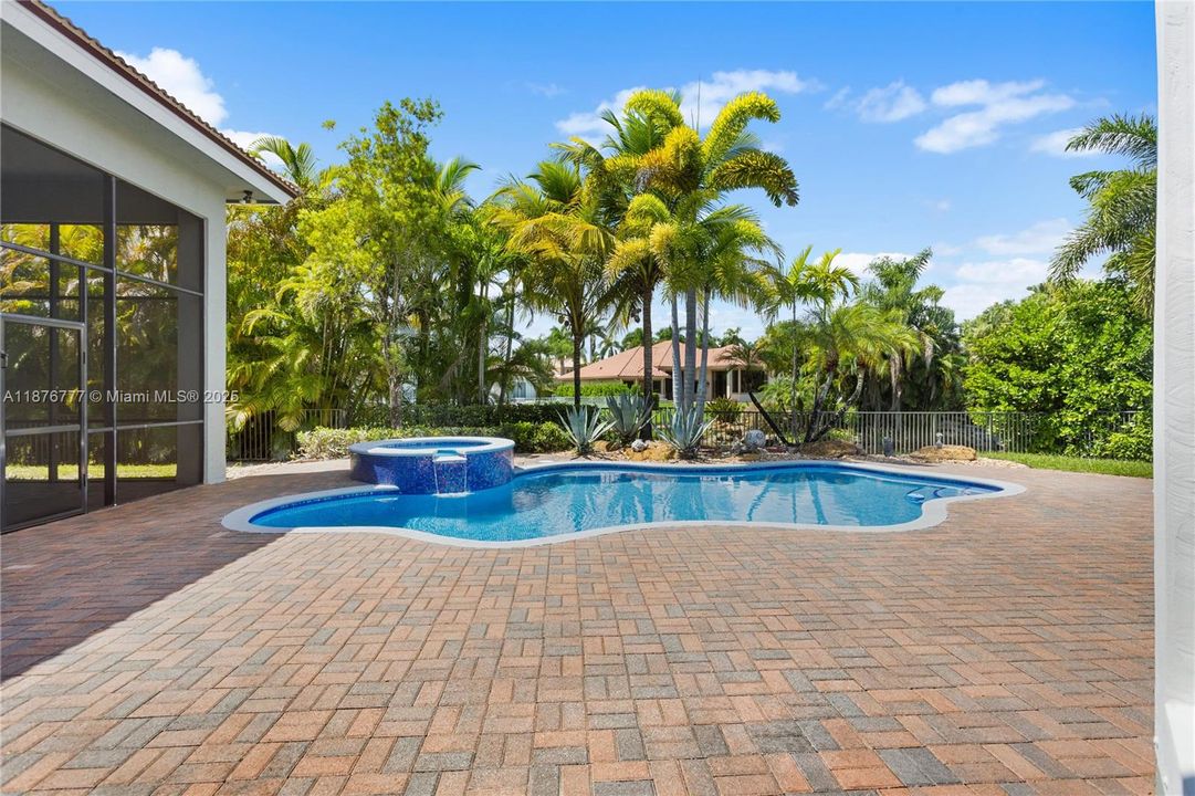 На продажу: $1,799,000 (6 спален, 4 ванн, 4156 Квадратных фут)