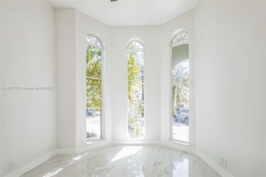 На продажу: $1,799,000 (6 спален, 4 ванн, 4156 Квадратных фут)