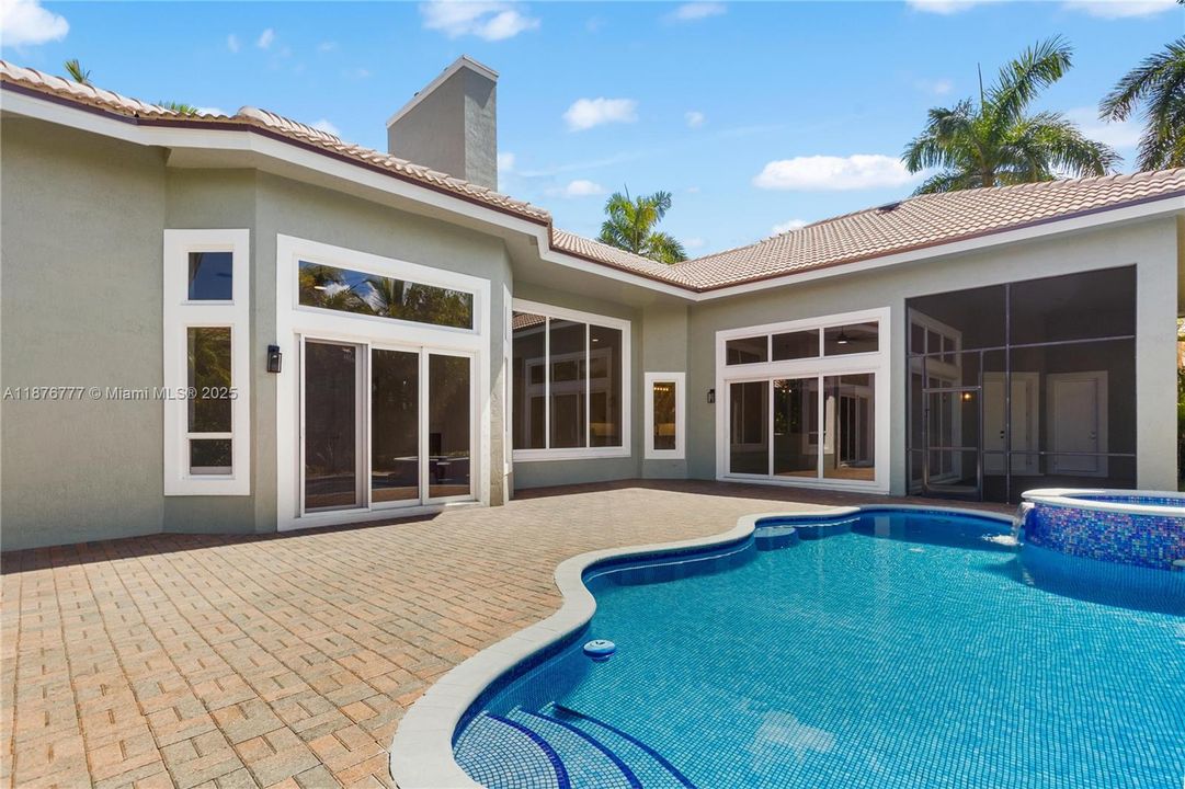 На продажу: $1,799,000 (6 спален, 4 ванн, 4156 Квадратных фут)