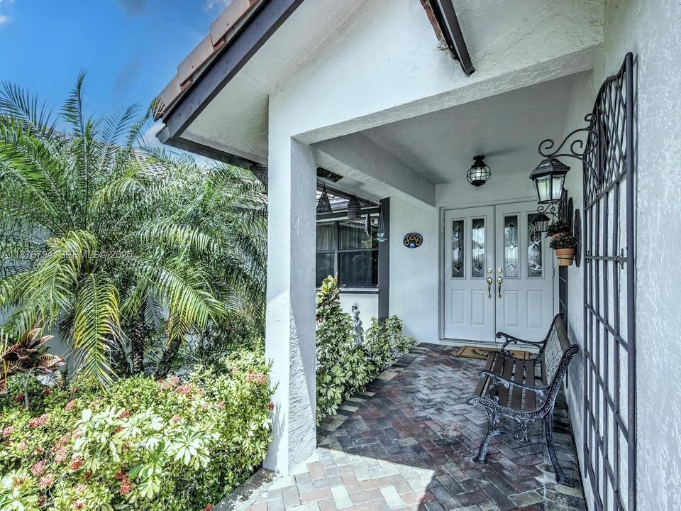 合同活跃: $775,000 (4 贝兹, 2 浴室, 2112 平方英尺)