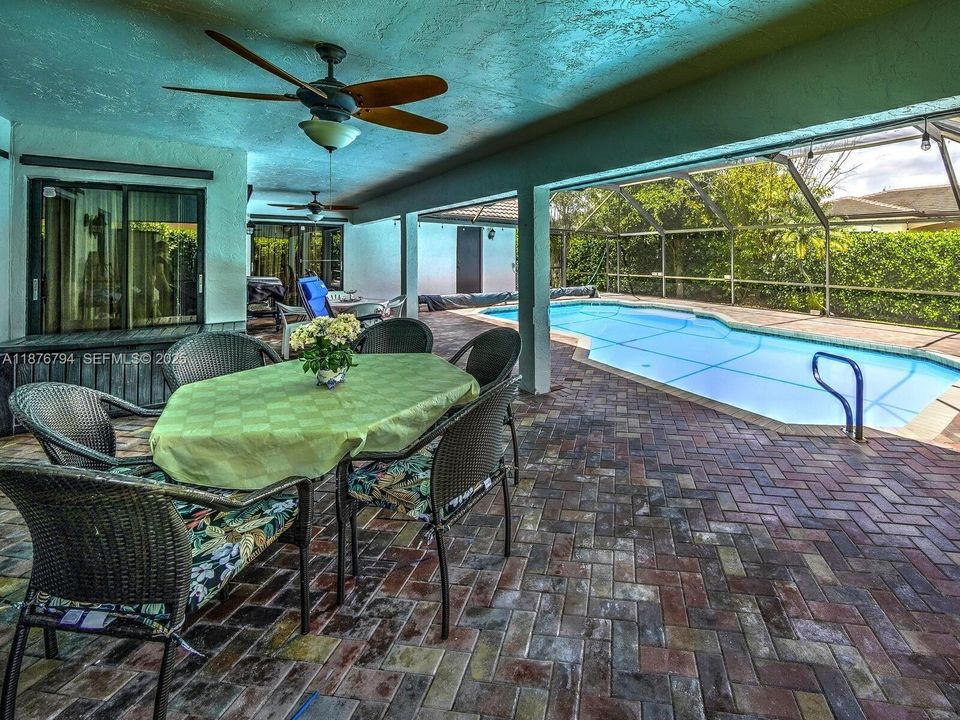 合同活跃: $775,000 (4 贝兹, 2 浴室, 2112 平方英尺)