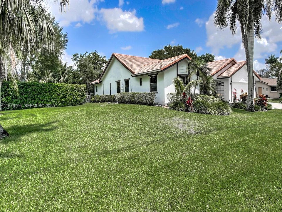 合同活跃: $775,000 (4 贝兹, 2 浴室, 2112 平方英尺)