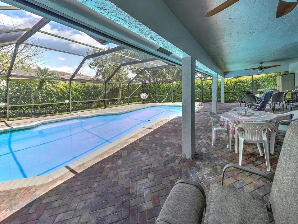 合同活跃: $775,000 (4 贝兹, 2 浴室, 2112 平方英尺)