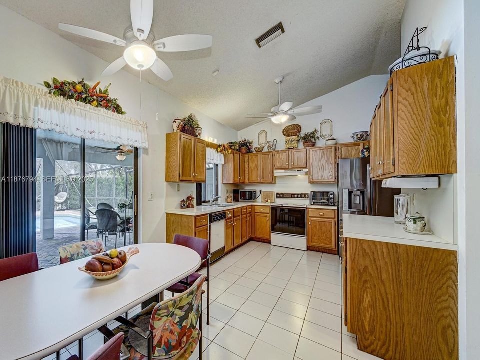 合同活跃: $775,000 (4 贝兹, 2 浴室, 2112 平方英尺)