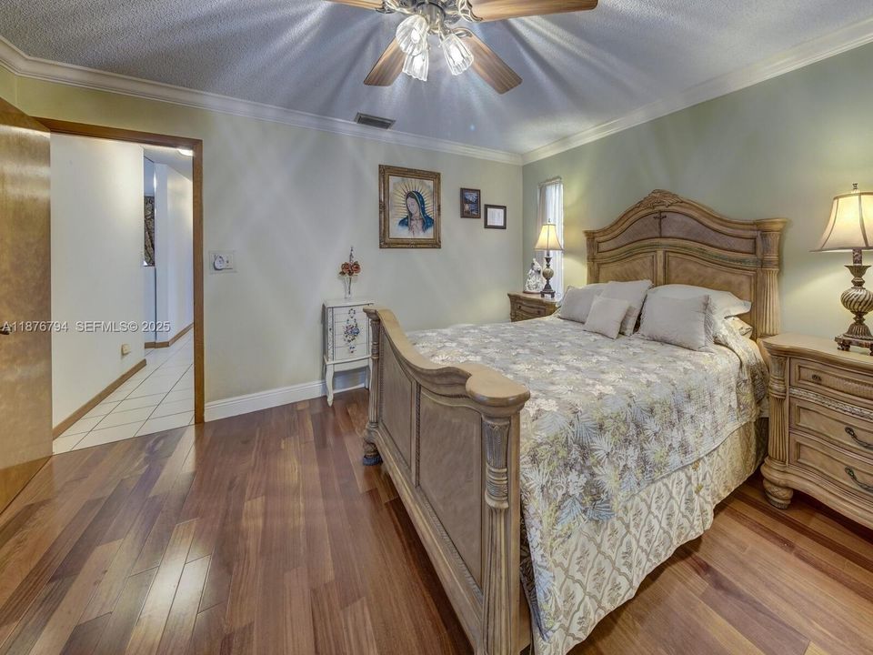 合同活跃: $775,000 (4 贝兹, 2 浴室, 2112 平方英尺)