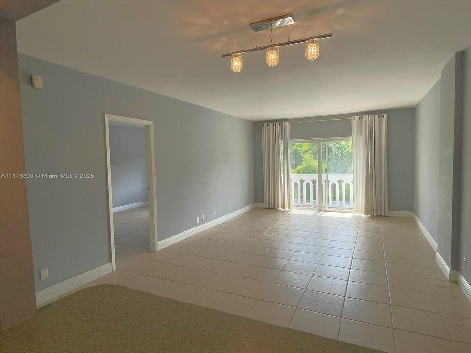 For Sale: $389,000 (1 beds, 2 baths, 808 Square Feet)