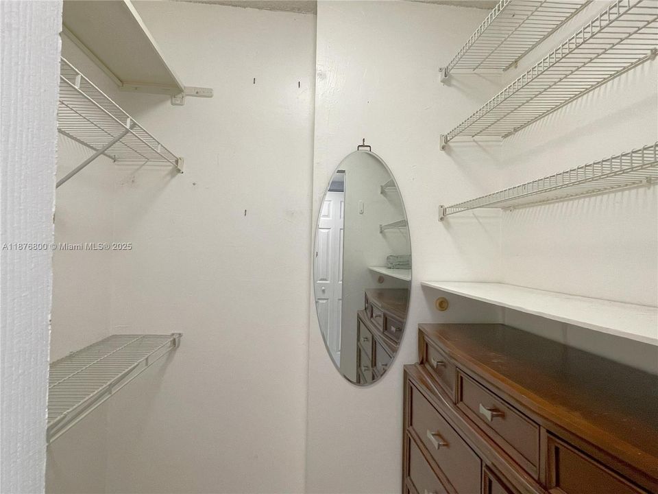 For Sale: $389,000 (1 beds, 2 baths, 808 Square Feet)