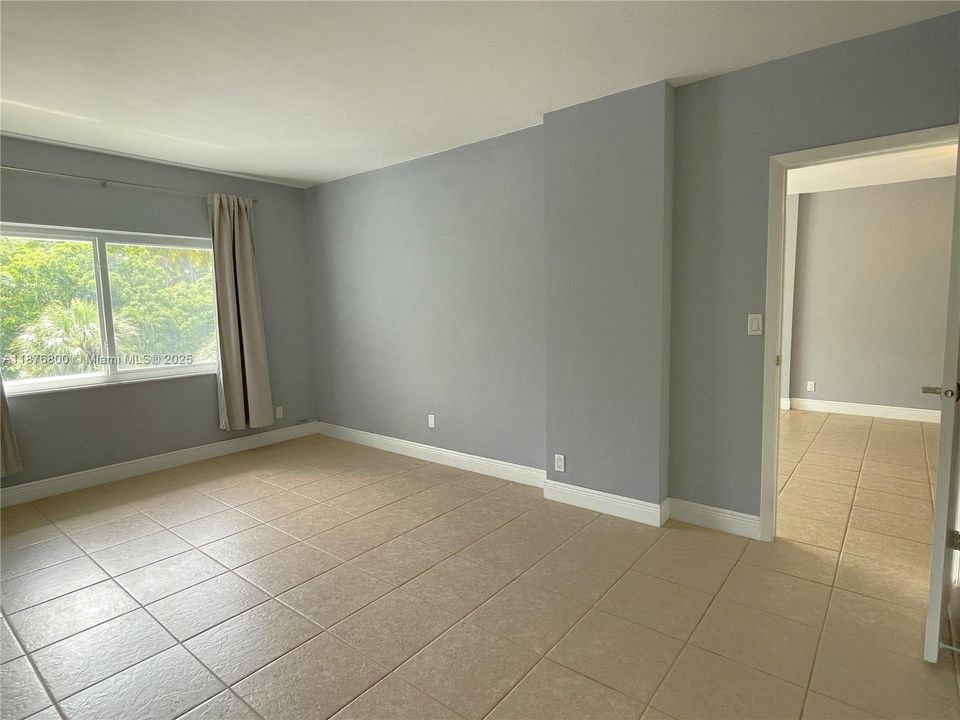 For Sale: $389,000 (1 beds, 2 baths, 808 Square Feet)