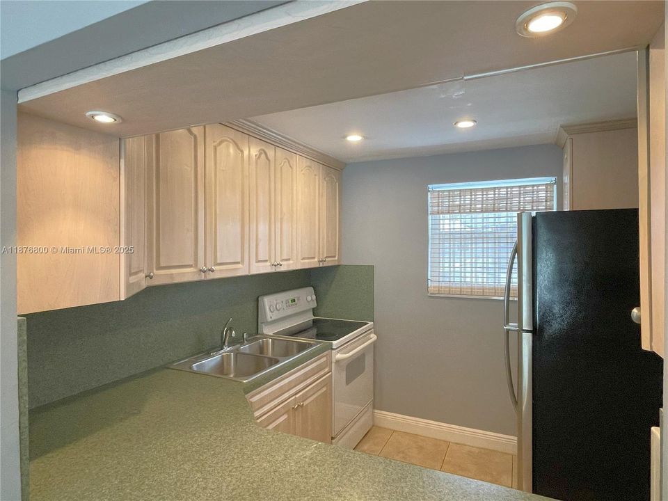 For Sale: $389,000 (1 beds, 2 baths, 808 Square Feet)