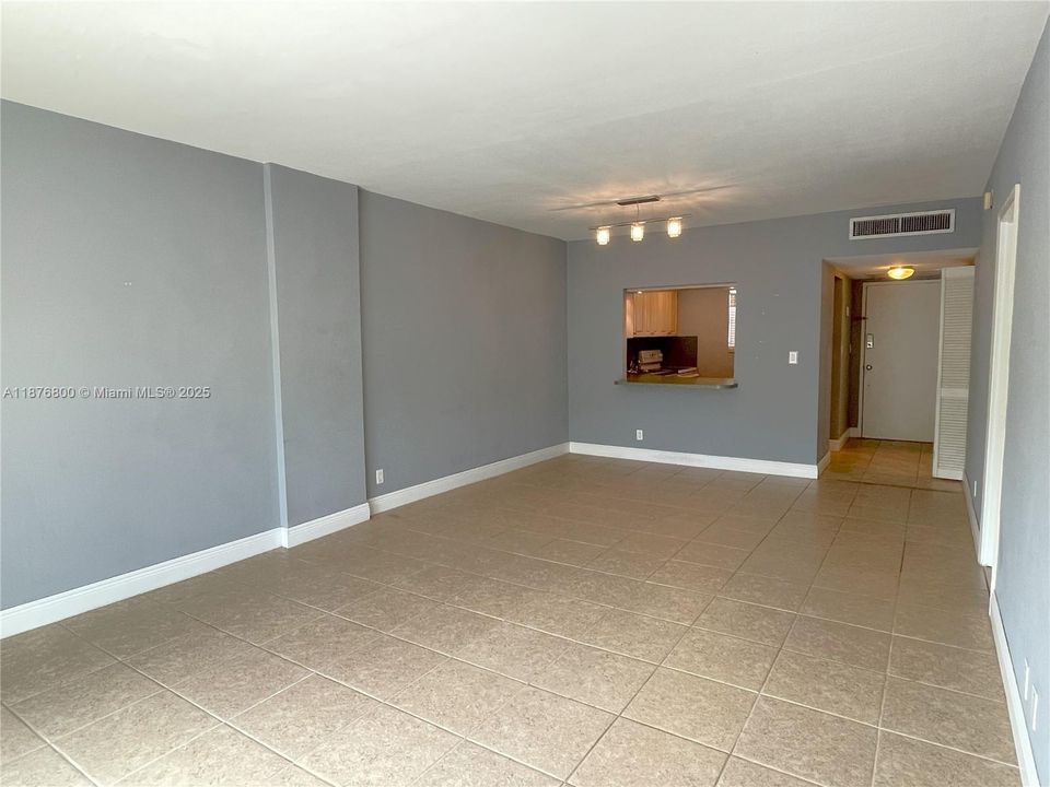 For Sale: $389,000 (1 beds, 2 baths, 808 Square Feet)