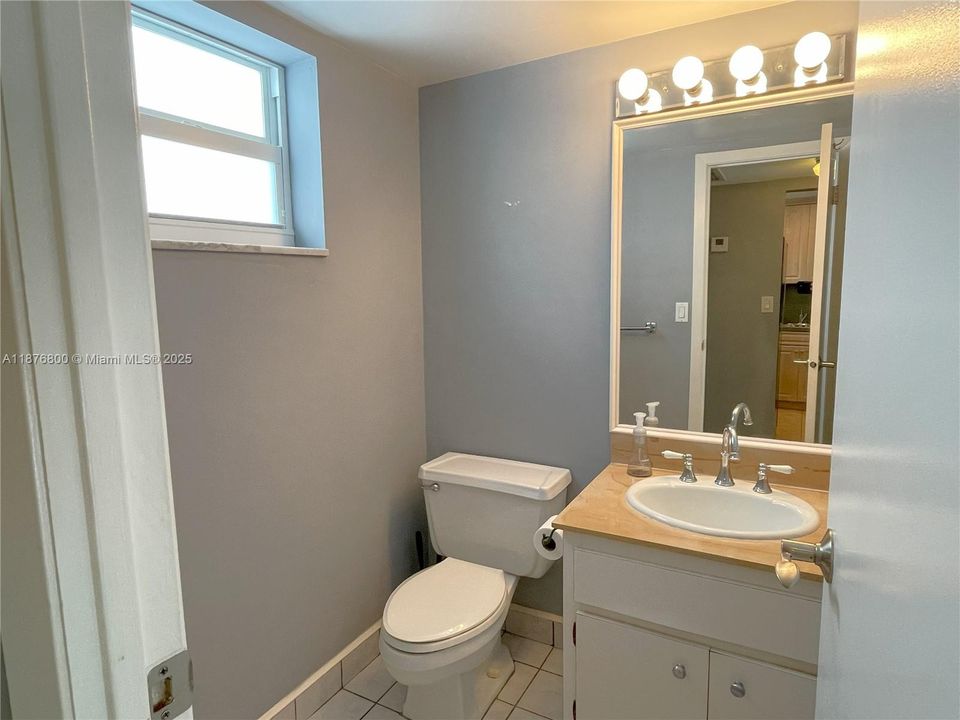 For Sale: $389,000 (1 beds, 2 baths, 808 Square Feet)