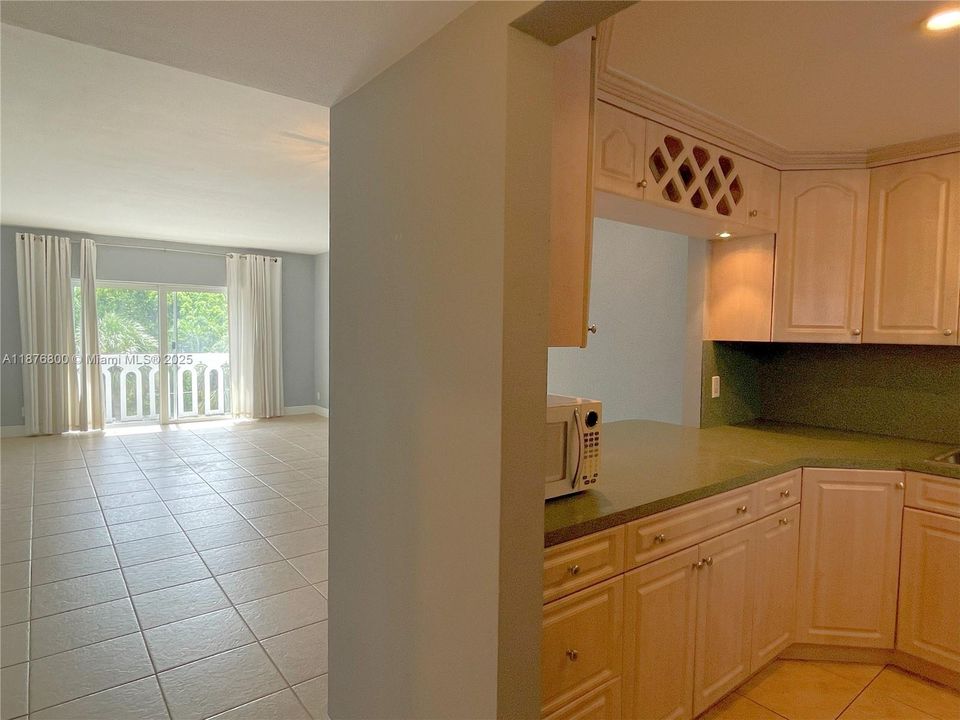 For Sale: $389,000 (1 beds, 2 baths, 808 Square Feet)