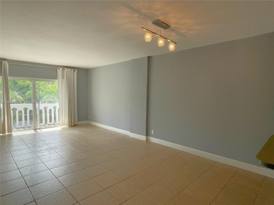 For Sale: $389,000 (1 beds, 2 baths, 808 Square Feet)