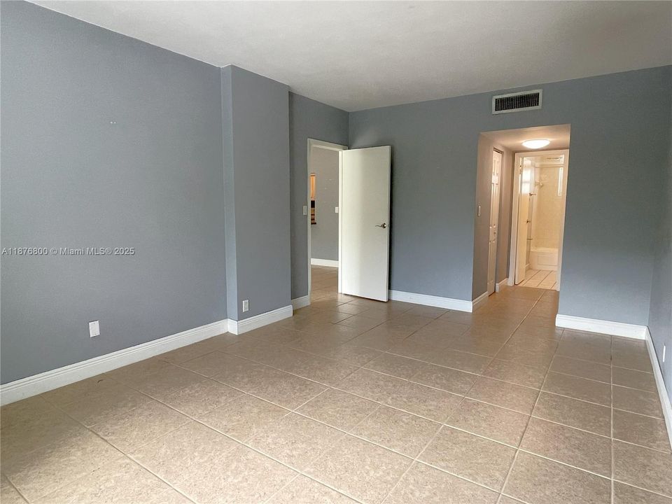 For Sale: $389,000 (1 beds, 2 baths, 808 Square Feet)