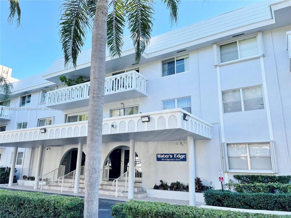 For Sale: $389,000 (1 beds, 2 baths, 808 Square Feet)