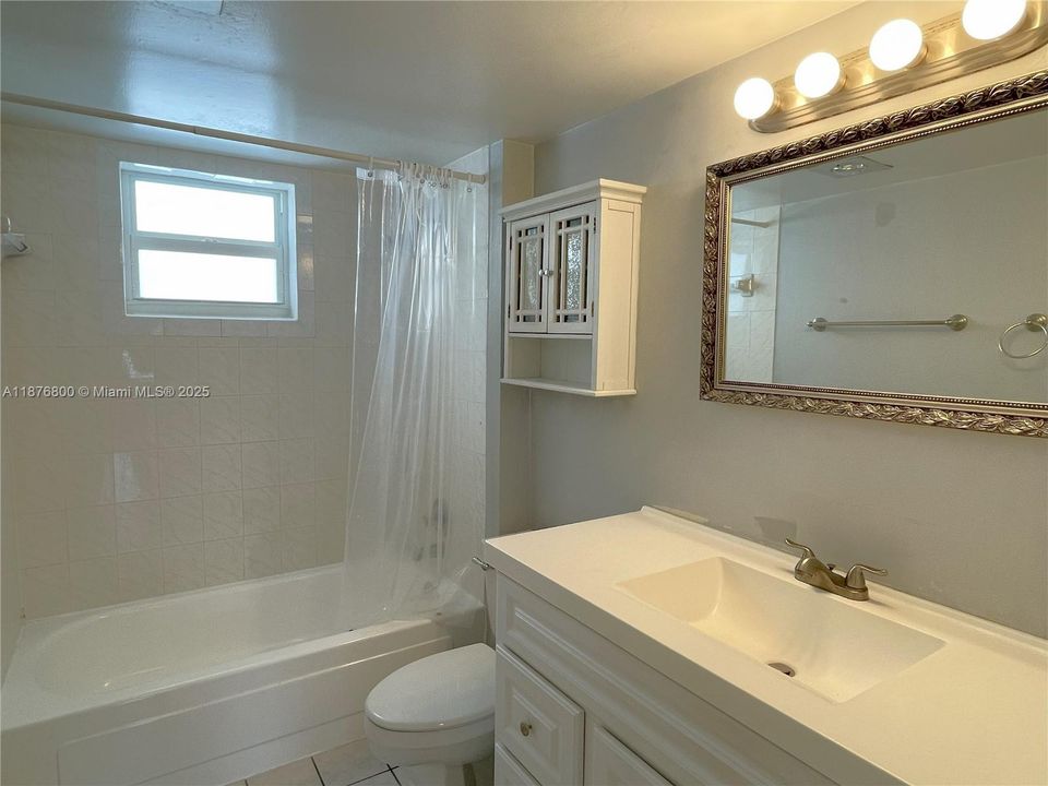 For Sale: $389,000 (1 beds, 2 baths, 808 Square Feet)