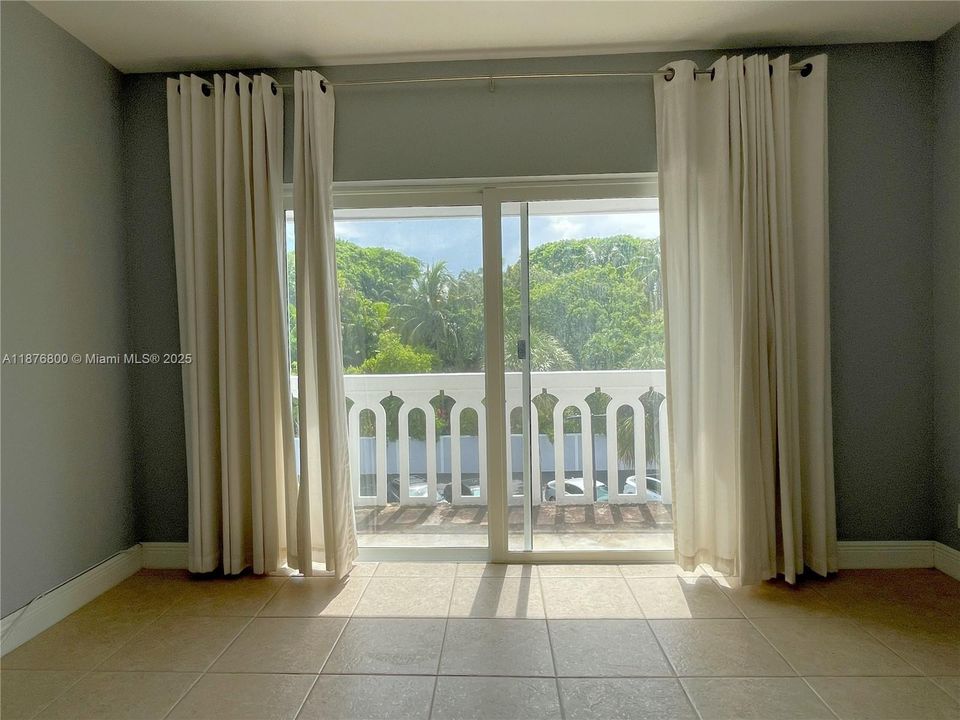 For Sale: $389,000 (1 beds, 2 baths, 808 Square Feet)