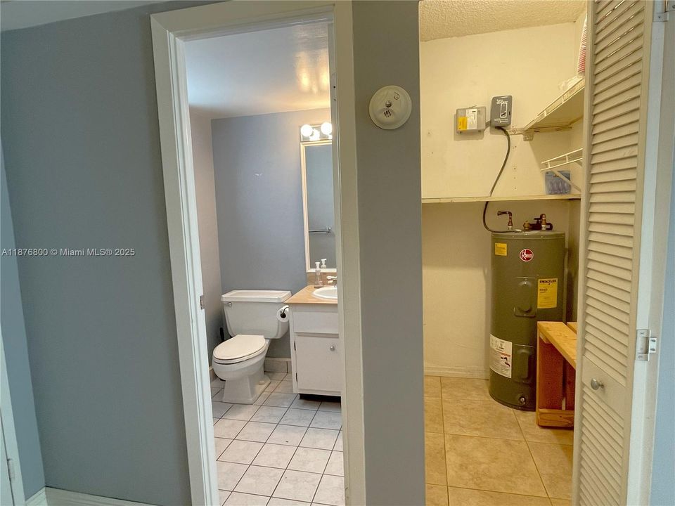 For Sale: $389,000 (1 beds, 2 baths, 808 Square Feet)