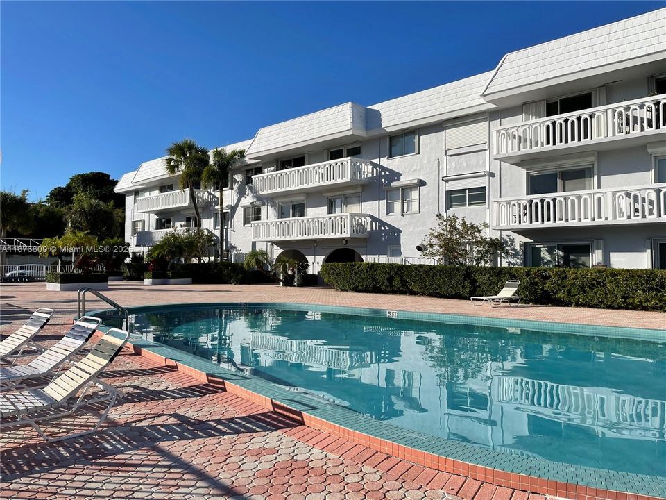 For Sale: $389,000 (1 beds, 2 baths, 808 Square Feet)