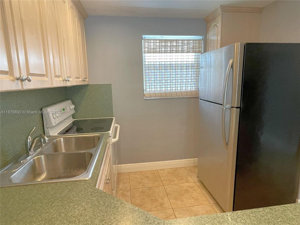 For Sale: $389,000 (1 beds, 2 baths, 808 Square Feet)
