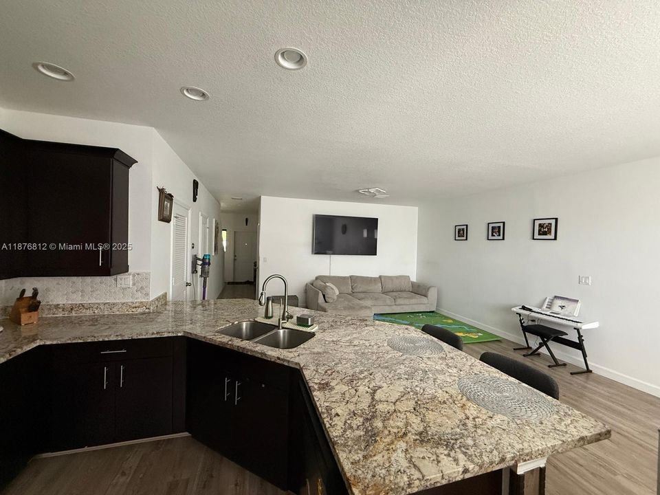 Active With Contract: $3,300 (3 beds, 2 baths, 1671 Square Feet)