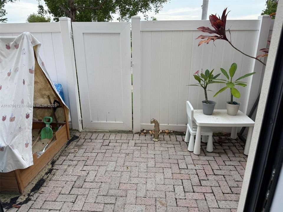 Active With Contract: $3,300 (3 beds, 2 baths, 1671 Square Feet)