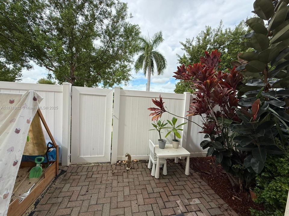 Active With Contract: $3,300 (3 beds, 2 baths, 1671 Square Feet)