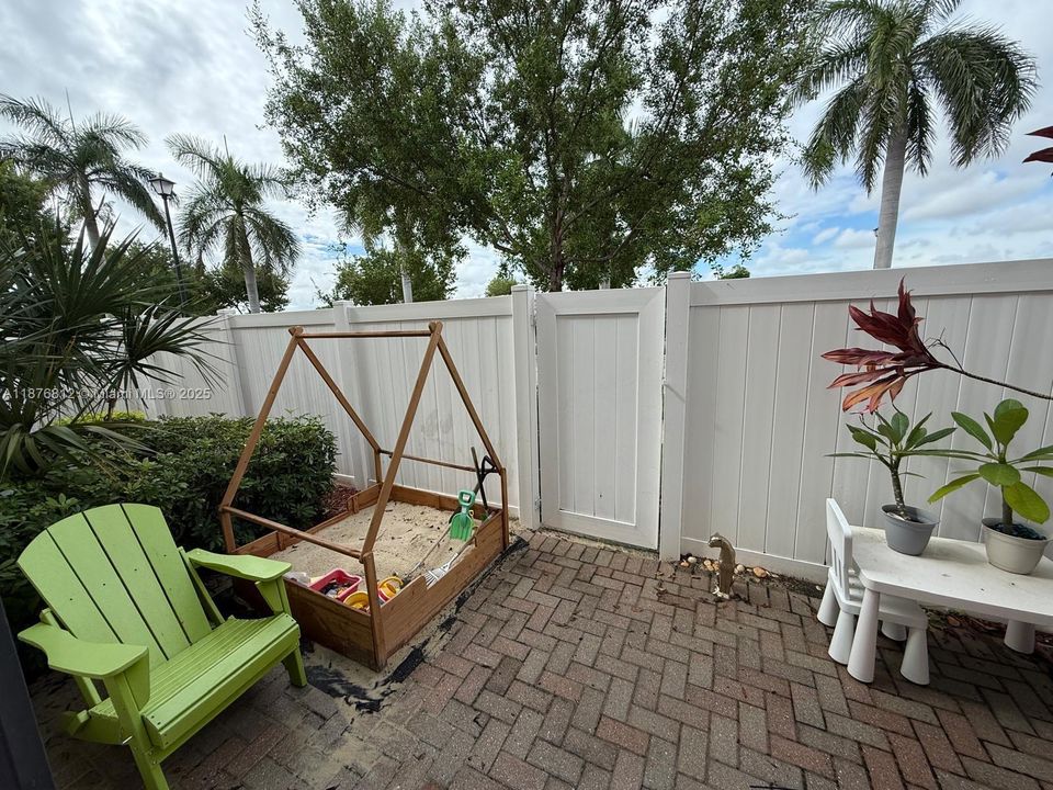 Active With Contract: $3,300 (3 beds, 2 baths, 1671 Square Feet)