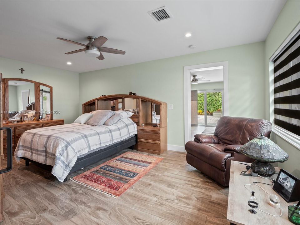 合同活跃: $1,250,000 (3 贝兹, 3 浴室, 3295 平方英尺)