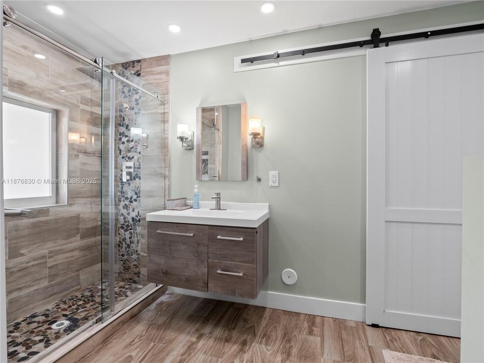 合同活跃: $1,250,000 (3 贝兹, 3 浴室, 3295 平方英尺)