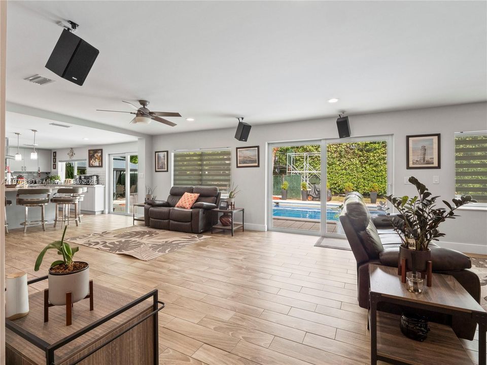 合同活跃: $1,250,000 (3 贝兹, 3 浴室, 3295 平方英尺)